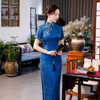 2023 Zarif Bayan Jakarlı Elbise İpek Saten İnce Çin Cheongsam Vintage Performans El Yapımı Düğme Yüksek Çatal Uzun Qipao